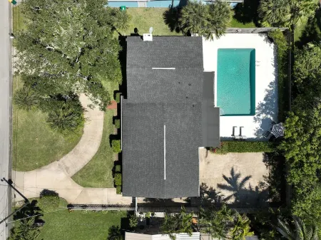 Mermaids' BeachHouse: Walk2Beach • Pool • KingBed