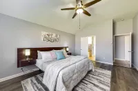 Cozy Pearland Getaway Home! Large backyard w/patio! 5 STAR REVIEWS. 하우스턴-클리어 레이크 대학 - 피어랜드 주변 호텔