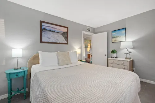 Charming 1-Bed 1-Bath Retreat, Steps from the St.Pete Beach - Apartments