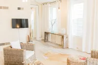 City Vibes:Trendy/ community Pool/ Weekday Escape!