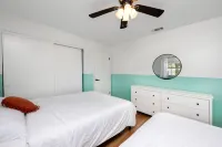 Sunny Escape: Vibrant Pool Home Hotels in Jasmine Estates