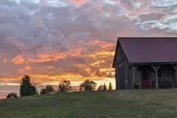 Peaceful, Spacious Lodge with Golf & Sunset Views