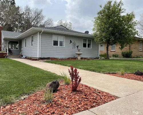 RARE FIND! 4BR, 2BA Home W/Deck/Grill/Fireplaces. Pet Friendly w/ fenced in BY Hotels in Sidney
