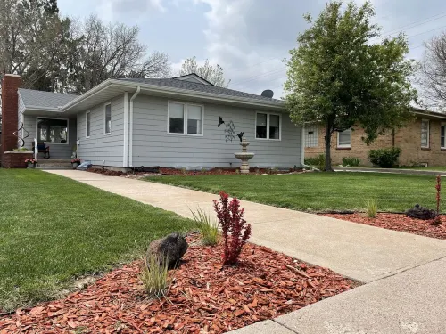 RARE FIND! 4BR, 2BA Home W/Deck/Grill/Fireplaces. Pet Friendly w/ fenced in BY Các khách sạn ở Sidney