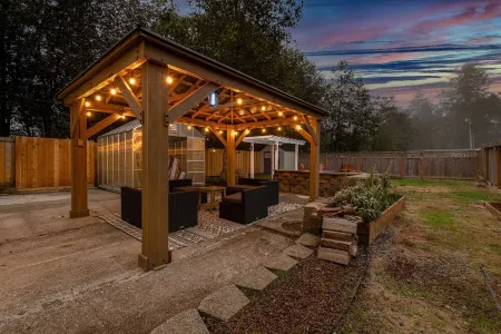 Beach Vibes-Pet Friendly, Fire Pit, Arcade & More! Отели рядом с достопримечательностью «Брадис Ойстерс»