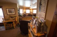 Luxury Apt,  Private Hot Tub, Couples Retreat