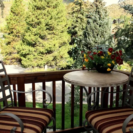 Amazing Location in West Vail… 10 Steps from the Matterhorn Bus Stop!