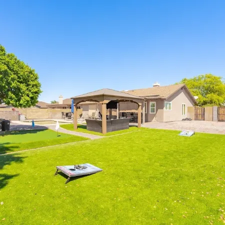 Prime Location HotTub/ Pool/ Outdoor Kitchen Spring training Clean and Safe.