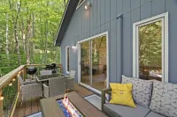 Sweet chalet hot tub pool outdoor movie screen between Banner Elk and Boone