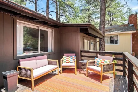 Whispering Pines Cabin w/Hot Tub!