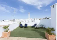 Bright apartment in Conil, quiet area with sea view.