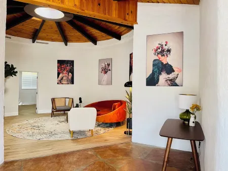 Unique Round House w/ Fire Pit Отели рядом с достопримечательностью «Desert Hot Springs Chamber-Commerce»