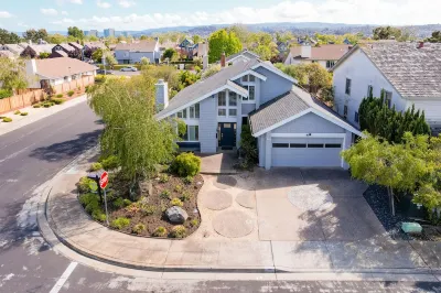New! Modern & Sleek 4BR home w/high ceilings