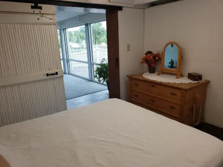 Historic Hardware Inn with River Views: Ely Suite