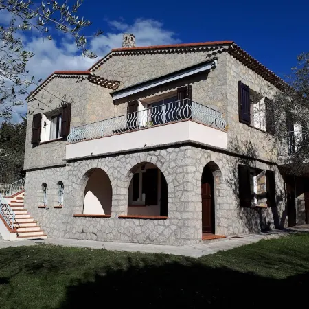 Beautiful Provencal Stone Villa with Large Pool and Pool House Отели рядом с достопримечательностью «Museum of Art and History of Provence»