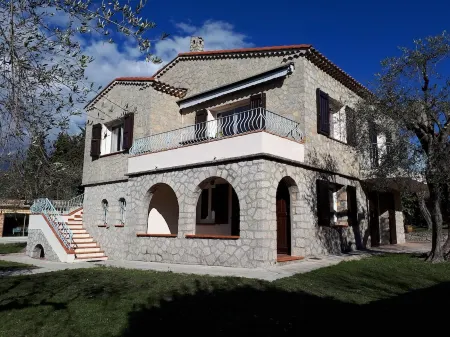 Beautiful Provencal Stone Villa with Large Pool and Pool House Отели в г. Грас