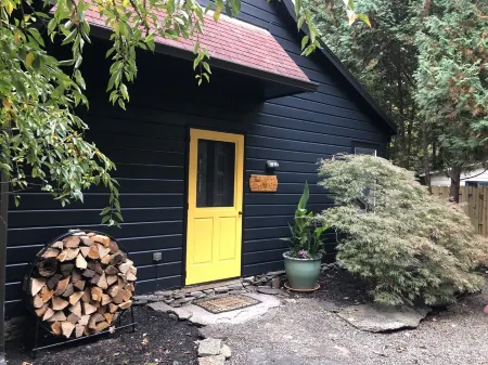 Private Home ~ All Yours ~ In town ~ fenced in yard ~ Hot Tub ~ Pets welcome!