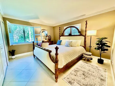 Downtown "old" Naples, walking distance to beach, restaurants & shops