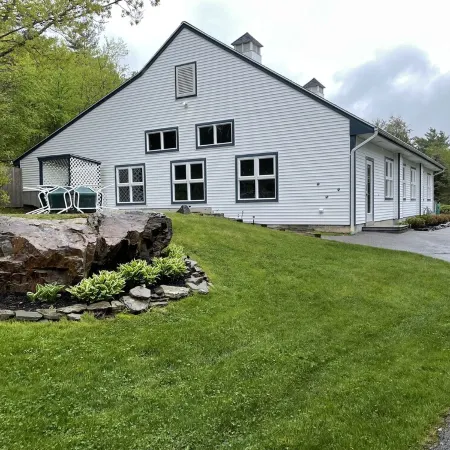 New! Studio A. Full kitchen. Walk to beach/town! Indoor/outdoor Pool; Sleeps 2
