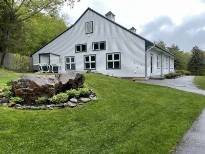 Brand New! Studio B: Sleeps 4, Walk to beach/town, seasonal pools, kitchenette