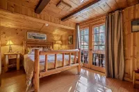 Romantic & private cabin on Rogue River, 1 hr from Crater Lake - Alppimaja
