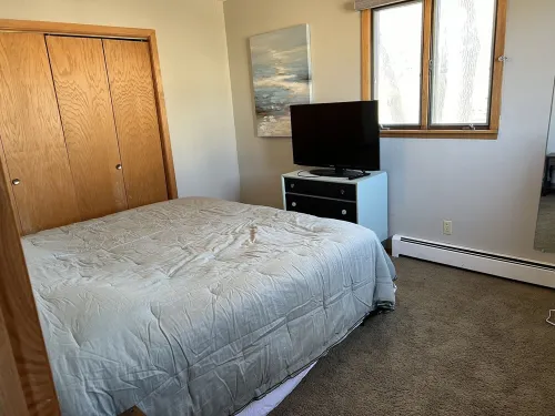 Spacious 5-bedroom house with dock access in welcoming Spirit Lake