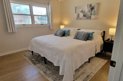 Stunning and Completely Remodeled Ranch Home! Walk to Downtown & Marina! Possibility Playground 주변 호텔