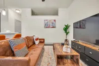 Bright & Rustic Space Next To Fashion Square! Pool