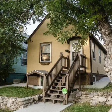 Cozy Apartment Minutes from Downtown
