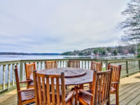 Totally remodeled year round LAKEFRONT home with stunning views of Lake Bomoseen Hotels in Castleton