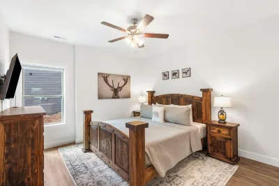 New Lakefront Cabin - Lake Views - Large Hot Tub - Firepit
