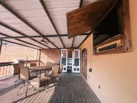 The Landing at Main Street Suites: Cozy apartment in downtown Van Buren, AR