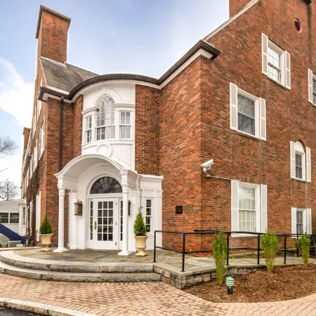 Peaceful Spa Villa Getaway - Hot Tub - 3 minutes to Mohegan Sun Casino