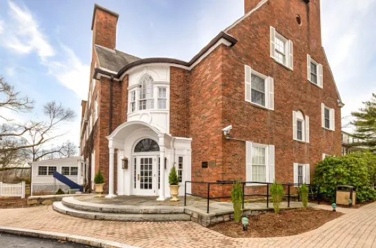 Peaceful Spa Villa Getaway - Hot Tub - 3 minutes to Mohegan Sun Casino