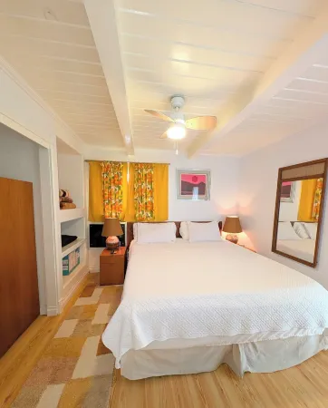 Cozy 1960s A- Frame with Mountain Views Отели в г. Бодфиш