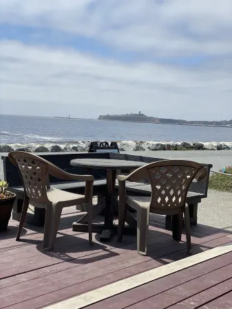 The Ebb Tide Beach Bungalow Отели рядом с достопримечательностью «Pillar Point Harbor»