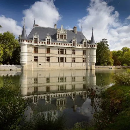 Renovated house in pretty Touraine village Отели в г. Саше