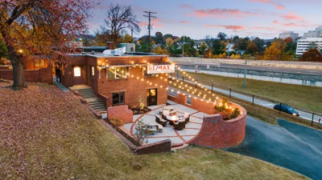 Funky, Fun, and Fabulous!!! テネシー大学周辺のホテル