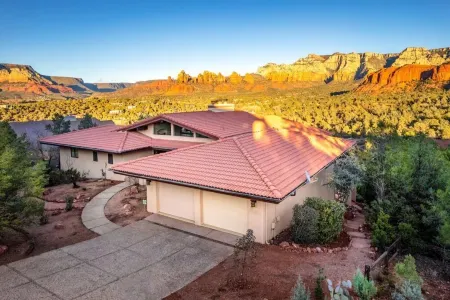 Sedona Elephant Rk Sunrise with Epic and Redrock Views, Hot Spa, Ev 220, Game Rm Отели рядом с достопримечательностью «Часовня святого Креста»