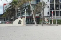 Stylish Oceanview  apartment in Hollywood Beach + 2 free bikes - สระว่ายน้ำบนดาดฟ้า