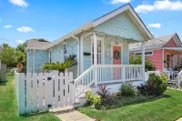 Cozy Beach Cottage- Minutes to the beach & Historic Strand