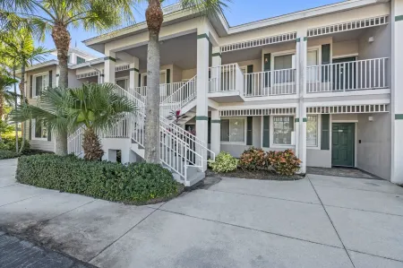 5-Star Deluxe Naples 2Bd/2Br. Resort Heated Pool. Golf. Pickleball. Tennis