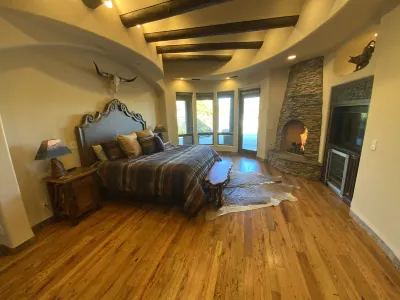 Sonoran Desert Retreat - Quiet, Gated, Custom home with Incredible SUNSETS ! Hotels near Fraesfield Trailhead - Scottsdale McDowell Sonoran Preserve