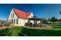 Homestead Hideaway- Spacious Home Central to Zion, Grand Canyon, Bryce & More!