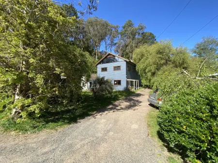 6 Bed, 4 Bath, 3 Level Renovated Barn, 1400m to Bowral Centre, 320m2, Peaceful