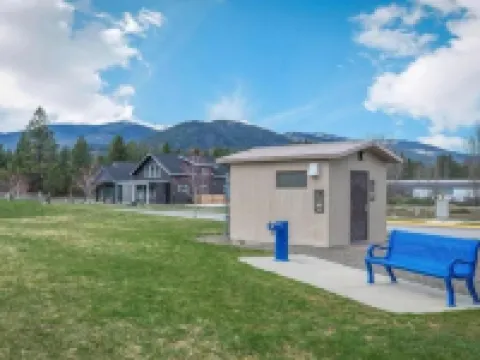 Large Cottage Near Downtown, Beach & Skiing #116 Hotels in Ponderay