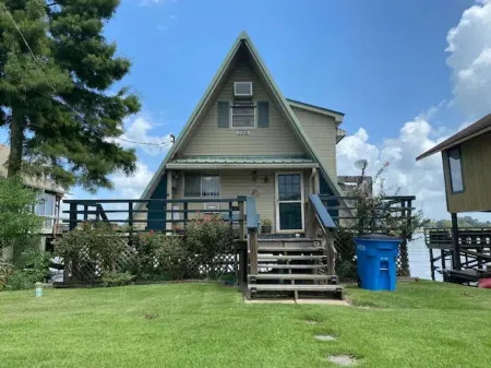 Cozy A-Frame Cabin on False River Party Barges Available on Request Отели в г. Пуэнт Каупе Пэриш