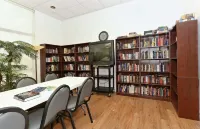 Charming 3 bd 2 ba villa in cool Bradenton. WiFi AC laundry lanai community pool