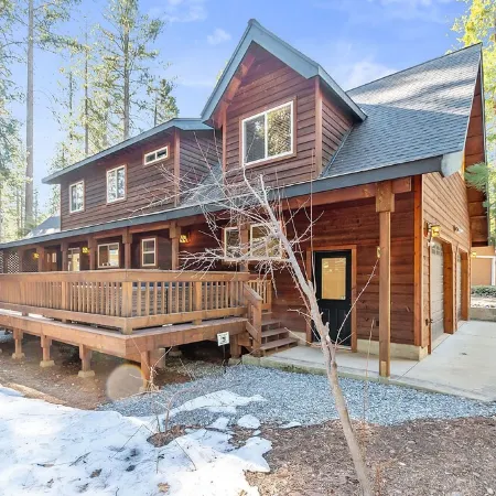 Upscale Mountain Chalet in Blue Lake Springs, Free Wifi/Cable, Gas Fireplace