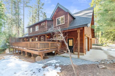 Upscale Mountain Chalet in Blue Lake Springs, Free Wifi/Cable, Gas Fireplace
